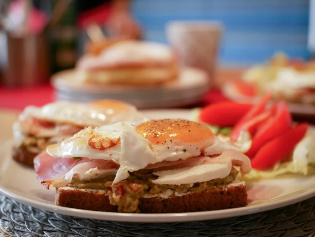 Snelle maaltijden omelet met brood