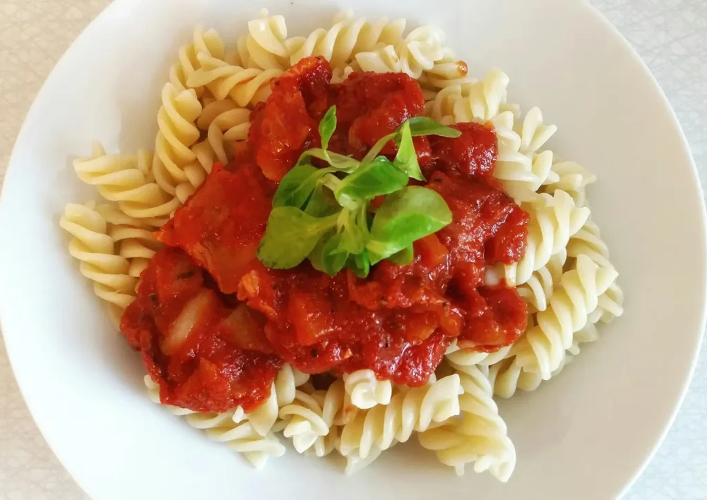 Snelle maaltijden pasta met groenten en tomatensaus