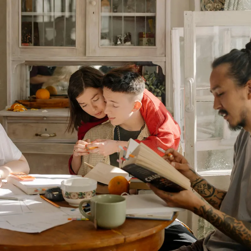 typen huisgenoten- huisgenoten die aan tafel zitten